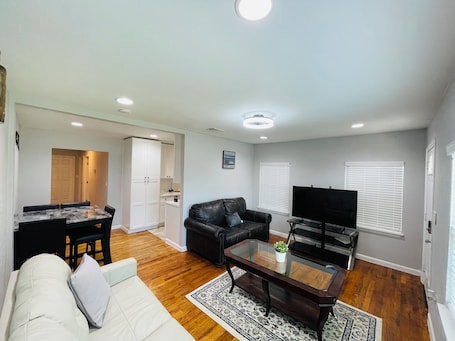 Smart TV. Cozy 2-bedroom townhome in charming Dallas with WiFi, AC