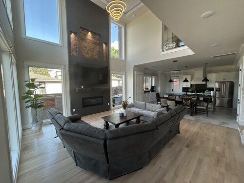 Skyrise Stay - New 5-Story w/ Rooftop Bar, Hot Tub, Elevator & Skyway Bridge