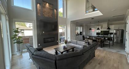 Skyrise Stay - New 5-Story w/ Rooftop Bar, Hot Tub, Elevator & Skyway Bridge