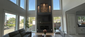 Skyrise Stay - New 5-Story w/ Rooftop Bar, Hot Tub, Elevator & Skyway Bridge
