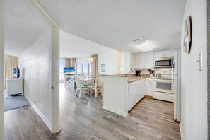 ثلاجة، ميكروويف، فرن، موقد طهي مسطح