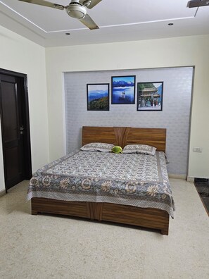 4 bedrooms, desk, free WiFi, bed sheets - Home Away: A Spacious Abode (Delhi)