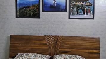 4 bedrooms, desk, free WiFi, bed sheets