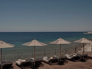 Privatstrand, Liegestühle, Sonnenschirme, Strandtücher