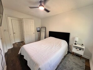 2 habitaciones, caja de seguridad en la habitación y escritorio