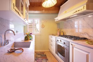 Fridge, oven, stovetop, dishwasher - Casa Milla In Center Town (Lucca)