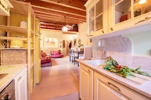 Fridge, oven, stovetop, dishwasher
