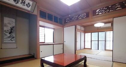 Summer only Pets allowed charge applies Same price for up to 3 people A quiet inn surrounded / Shikokuchuo Ehime