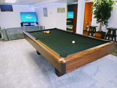 "World Cup ready KC stay sleeps 11, pool table, Full kitchen, Big Screens &More"