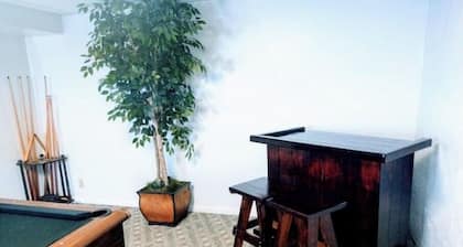 "Spacious 4-Bedroom Oasis, sleeps 11—Perfect VRBO Getaway Awaits! Book Today!"