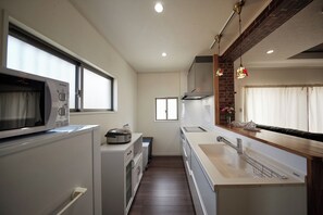 Réfrigérateur, micro-ondes, plaque de cuisson