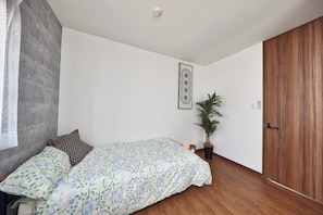 2 habitaciones, escritorio, tabla de planchar con plancha y wifi gratis 