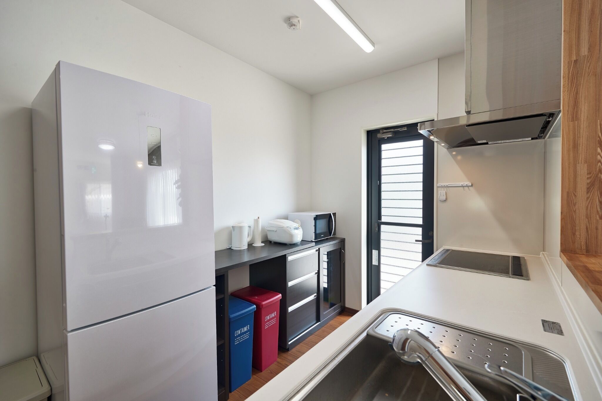 Refrigerador, microondas, parrilla de estufa y utensilios de cocina 