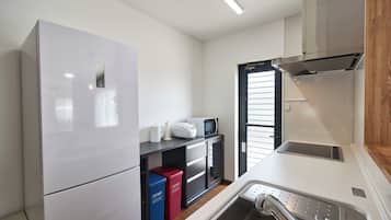 Refrigerador, microondas, parrilla de estufa y utensilios de cocina