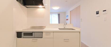 Réfrigérateur, micro-ondes, plaque de cuisson