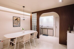 บ้านพัก, 3 ห้องนอน | ครัวส่วนตัว | ตู้เย็น, ไมโครเวฟ, เตาประกอบอาหาร, เครื่องครัว/จาน/ช้อนส้อม