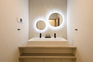 Secador de pelo y toallas