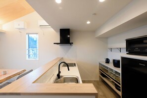 Kjøleskap, mikrobølgeovn, kokeplater og kjøkkenutstyr