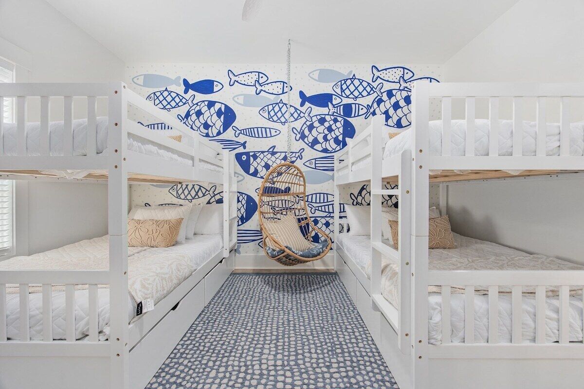 5 soverom, skrivebord, strykejern/-brett og reiseseng for barn