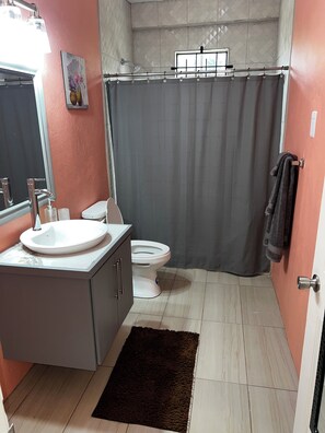 Toallas, jabón, papel de baño 