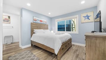 2 bedrooms, desk, iron/ironing board, WiFi