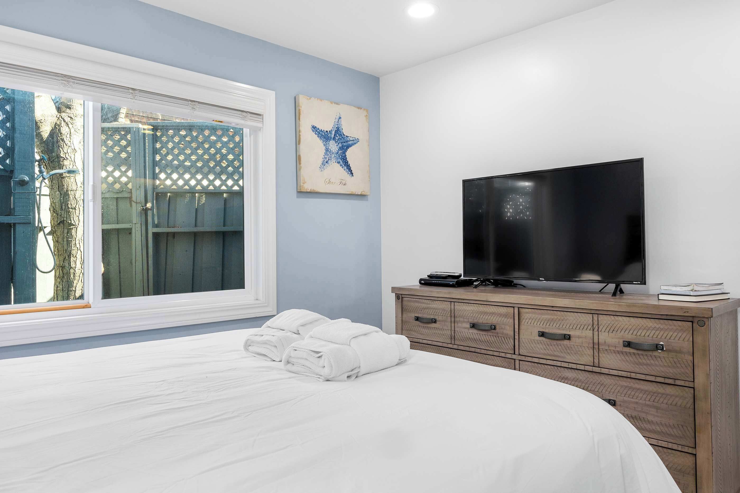 2 bedrooms, desk, iron/ironing board, WiFi