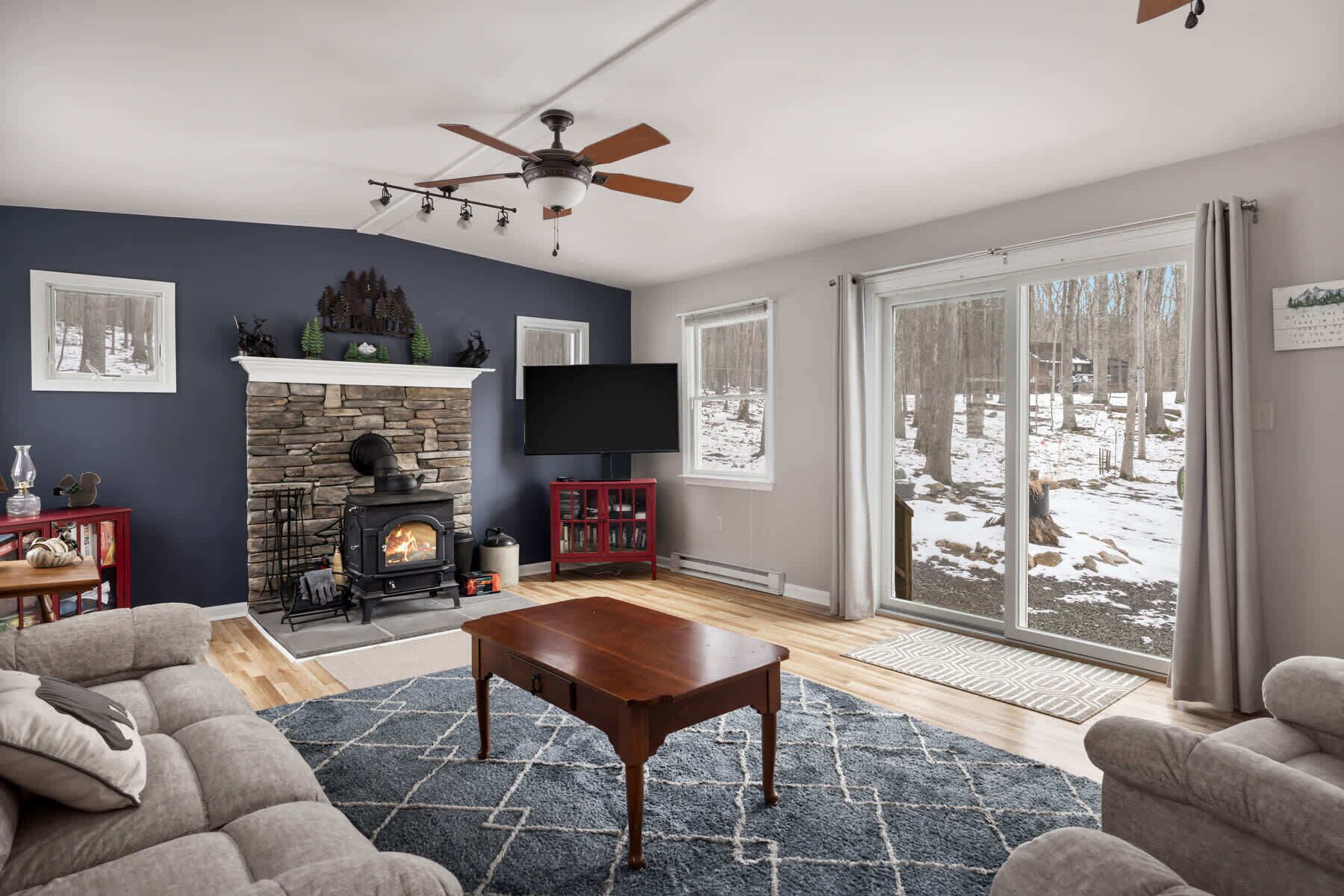 Een televisie en een open haard