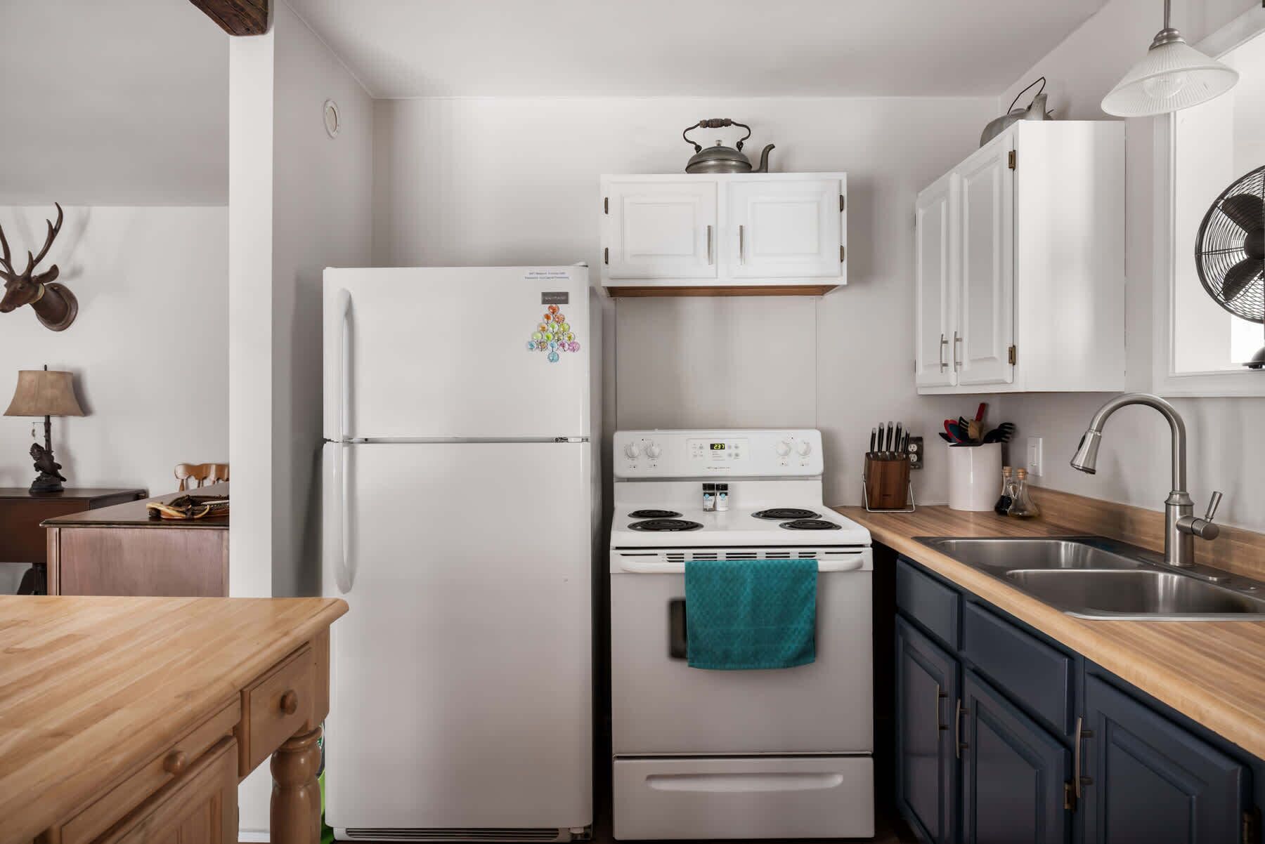 Refrigerador, microondas, horno y parrilla de estufa 