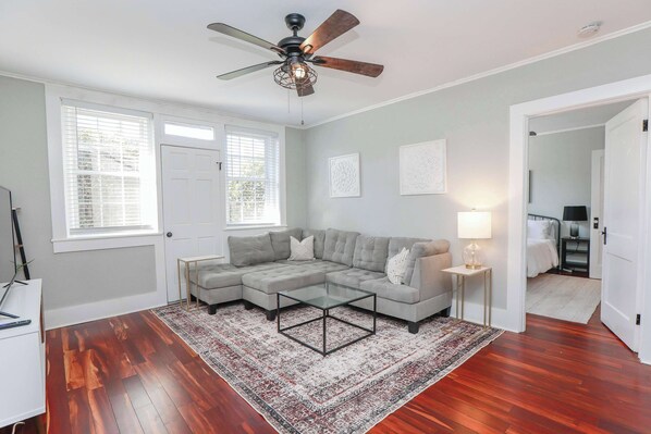 Téléviseur, bureau