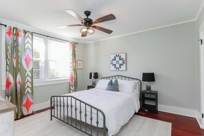 2 chambres, bureau, fer et planche à repasser, lit de bébé portatif