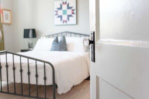 2 habitaciones, escritorio y tabla de planchar con plancha 