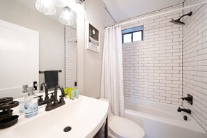 Shower, hair dryer, towels - Sojourn at Colley Manor Unit 2 (Norfolk)