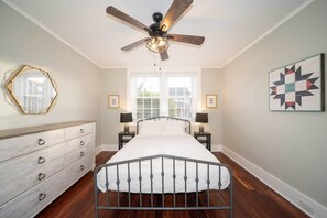 2 habitaciones, escritorio y tabla de planchar con plancha 