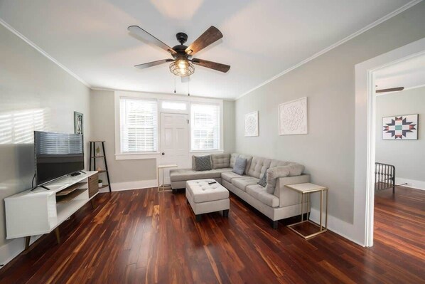 Televisión y oficina 