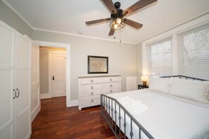 2 bedrooms, desk, iron/ironing board, travel crib - Sojourn at Colley Manor Unit 2 (Norfolk)