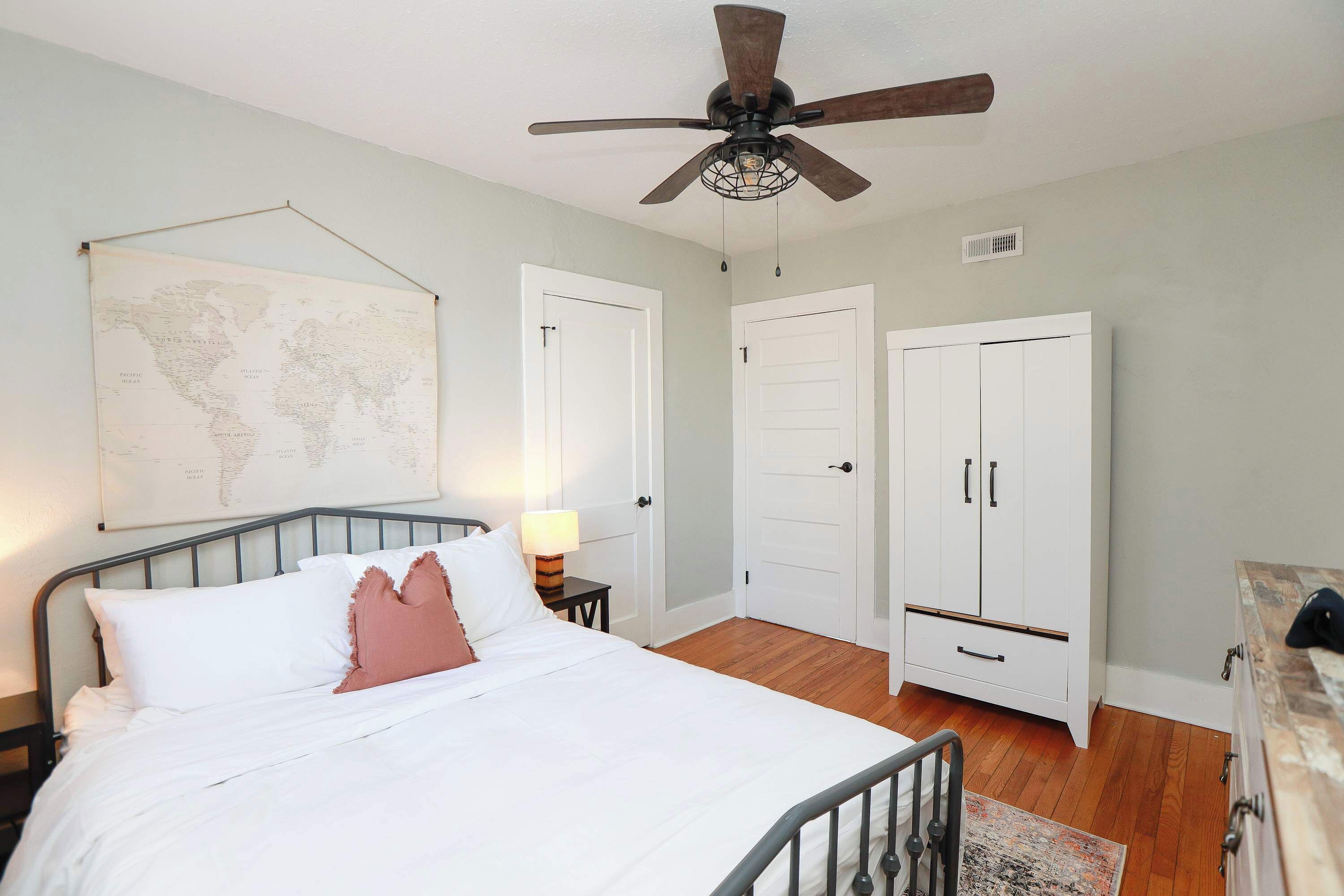 2 多间卧室、办公桌、熨斗/熨衣板、旅行婴儿床