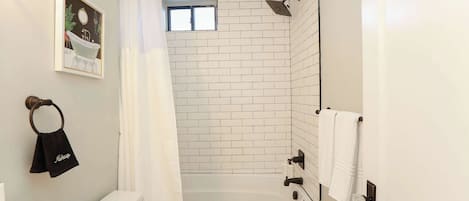 Ducha, secador de pelo, toallas