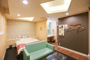 Habitación básica doble, 1 cama de matrimonio, fumadores | Escritorio, sistema de insonorización, wifi gratis