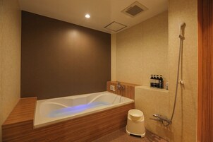 Quarto casal básico, 1 cama Queen, para fumantes | Banheiro | Banheira e chuveiro separados, secador de cabelo, roupões de banho 