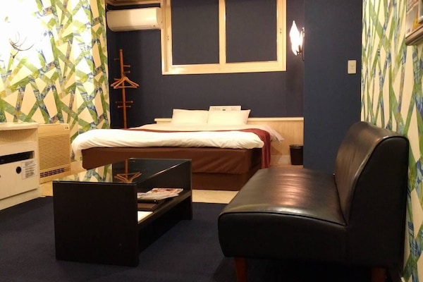 Habitación básica doble, 1 cama Queen size, para fumadores | Escritorio, insonorización y wifi gratis