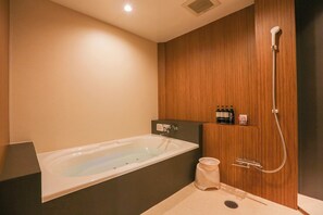 Habitación básica doble, 1 cama de matrimonio, fumadores | Baño | Bañera y ducha independientes, secador de pelo, albornoces y zapatillas