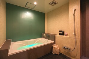 Chambre Double, 1 grand lit, fumeurs | Salle de bain | Baignoire et douche séparées, sÚche-cheveux, peignoirs, chaussons