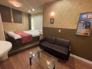 Habitación básica doble, 1 cama de matrimonio, fumadores | Escritorio, sistema de insonorización, wifi gratis