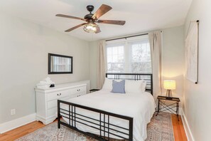 2 bedrooms, desk, iron/ironing board, travel crib - Sojourn at Colley Manor Unit 5 (Norfolk)