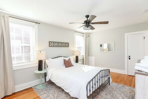 2 chambres, bureau, fer et planche à repasser, lit parapluie