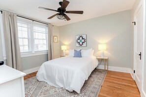 2 habitaciones, escritorio y tabla de planchar con plancha
