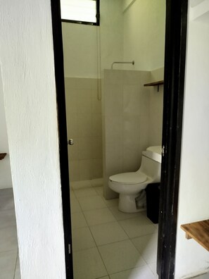 스탠다드 더블룸, 파티오 | 욕실 | 샤워 시설, 비누, 샴푸, 화장지