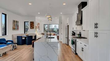 Jääkaappi, mikroaaltouuni, uuni, liesi