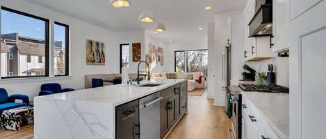 Kylskåp, mikrovågsugn, ugn och spishäll