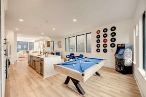 Game room - Summer rooftop hot tub, outdoor kitchen, game room near Broadway (Nashville)